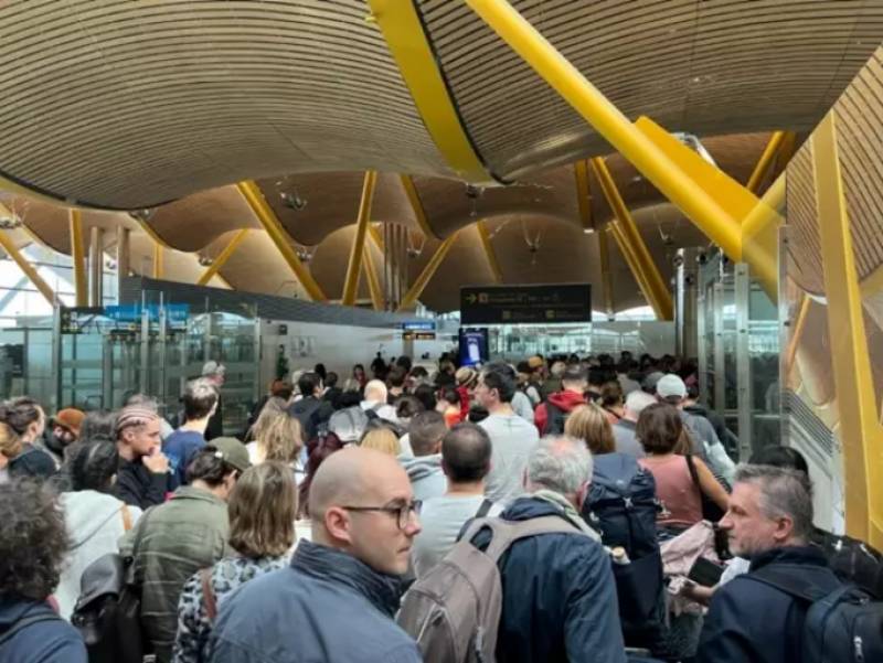 <span style='color:#780948'>ARCHIVED</span> - Long queues at passport control in Madrid airport spark fears of Easter travel disruption