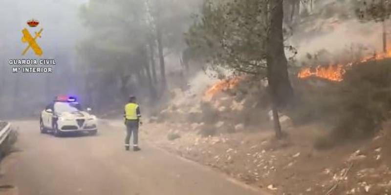 <span style='color:#780948'>ARCHIVED</span> - Almost 2,000 residents evacuated as cross-border wildfire engulfs eastern Spain