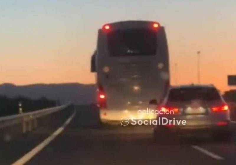 <span style='color:#780948'>ARCHIVED</span> - VIDEO: Reckless bus driver zig-zags and lane hogs on A-7 Lorca to avoid being overtaken