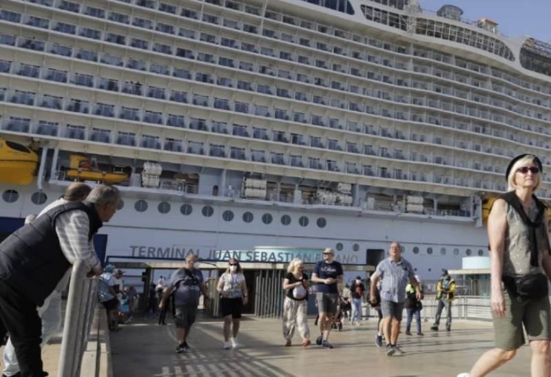 <span style='color:#780948'>ARCHIVED</span> - Double cruise ship stopover brings nearly 2,500 tourists to Cartagena in one day