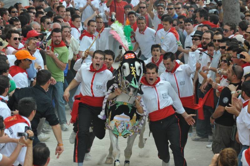 <span style='color:#780948'>ARCHIVED</span> - 20-euro lunch pack to see the Running of the Wine Horses in Caravaca on May 2
