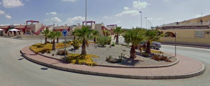 <span style='color:#780948'>ARCHIVED</span> - Camposol gardening groups meet new municipal contractor