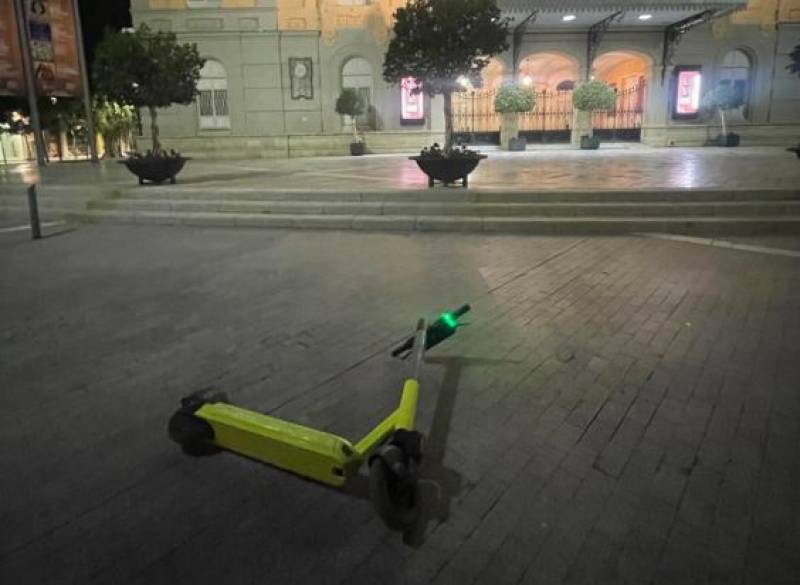 <span style='color:#780948'>ARCHIVED</span> - Electric scooters abandoned all over town days after the rental service launched in Murcia