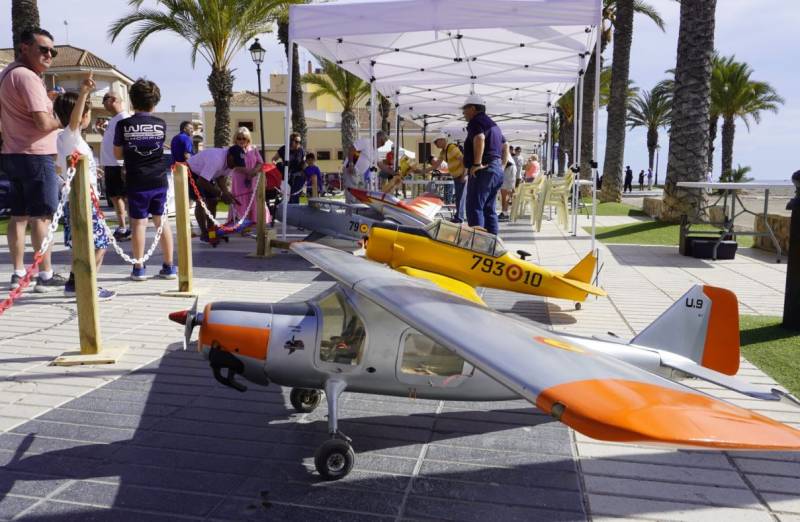 <span style='color:#780948'>ARCHIVED</span> - Thousands of people flock to Los Alcazares for the seaplane festival 