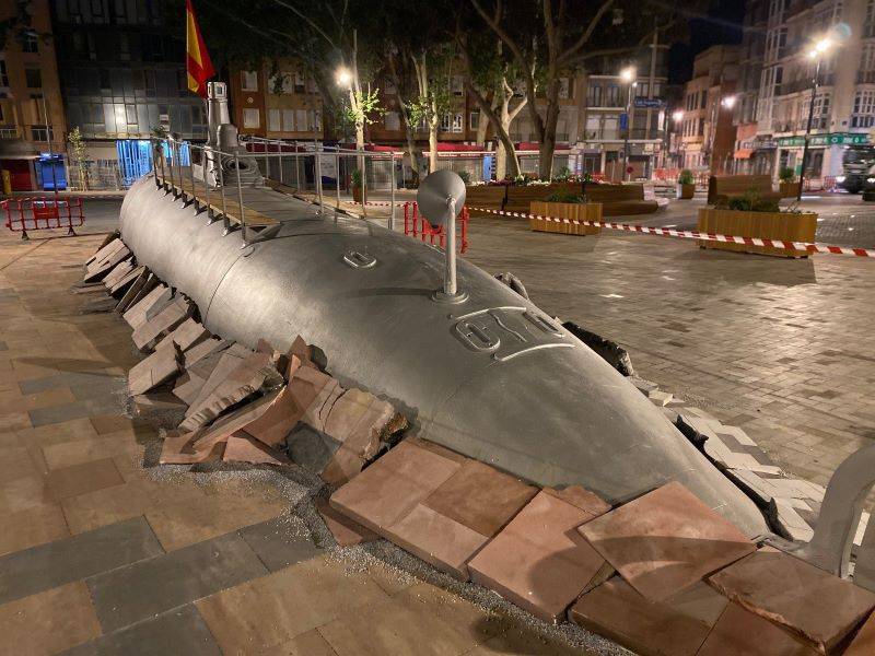 Isaac Peral submarine surfaces in the middle of Cartagena square