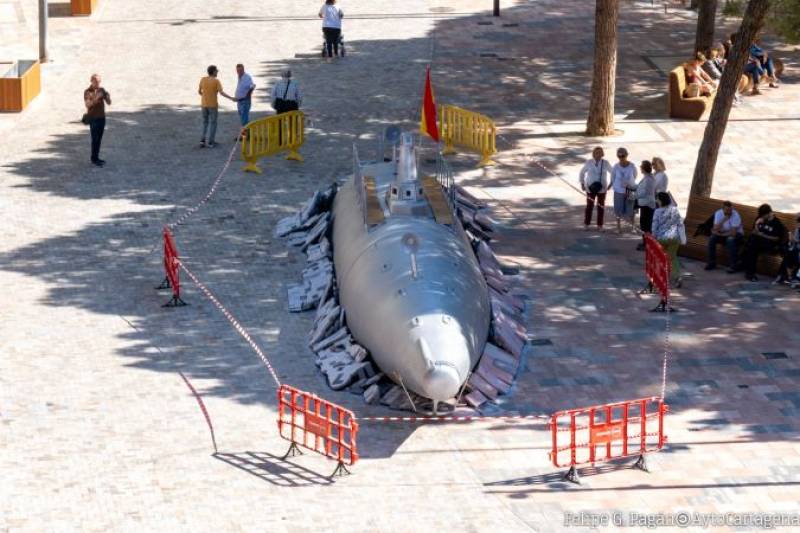 Isaac Peral submarine surfaces in the middle of Cartagena square
