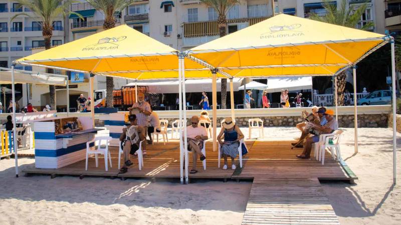 Benidorm reopens Poniente beach libraries for summer tourist season