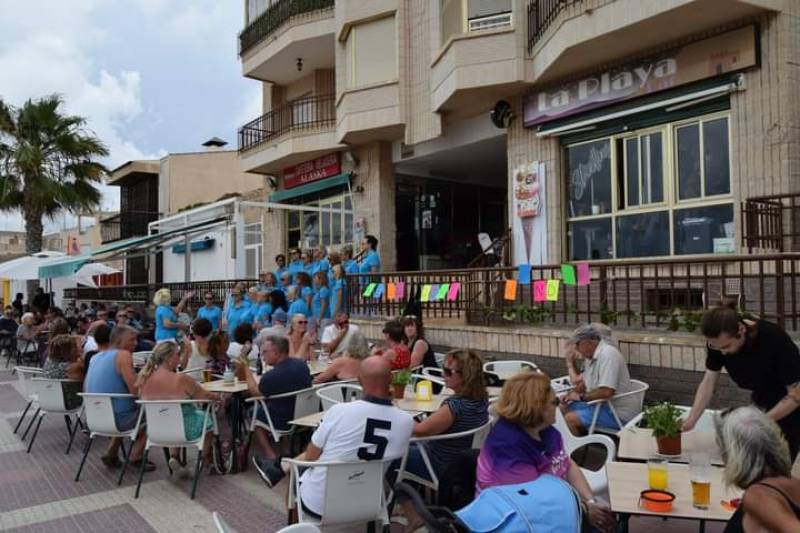 Murcia expat Wendy Hamilton raises 3,000 euros for local charities by swimming across Mar Menor