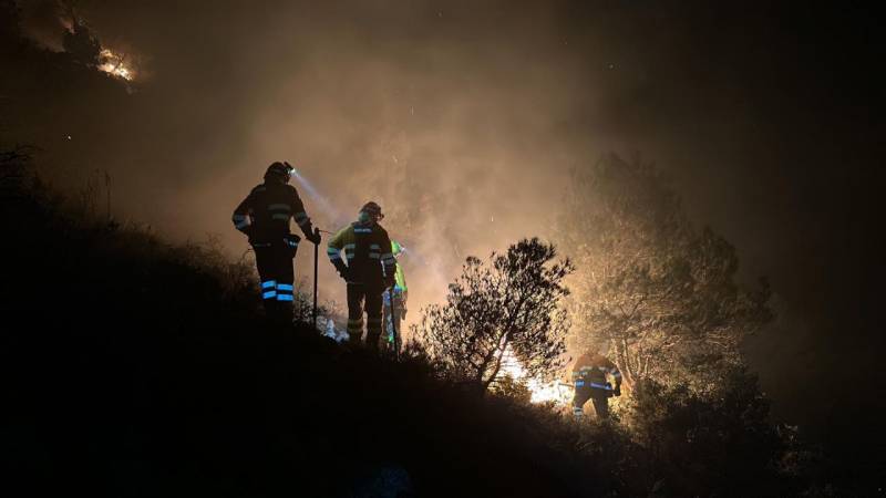 Lightning strike sparks forest fires in northern Murcia