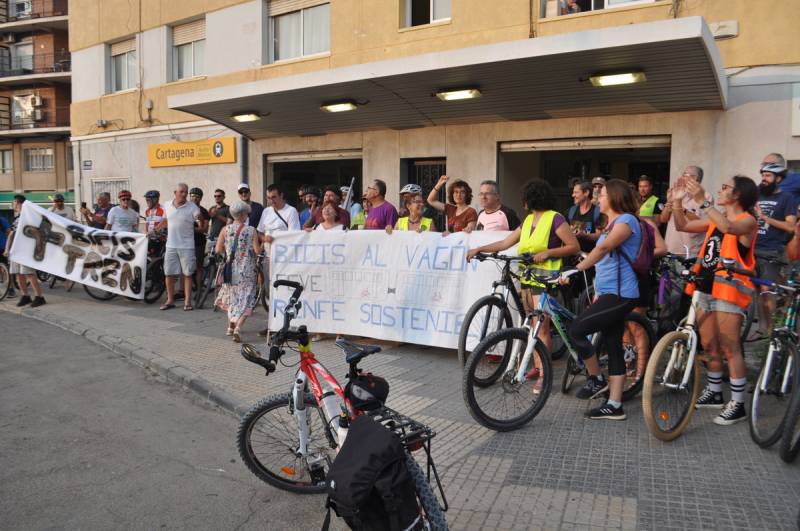 Cartagena cyclists highlight hypocritical Renfe decision to ban cycles from Los Nietos service