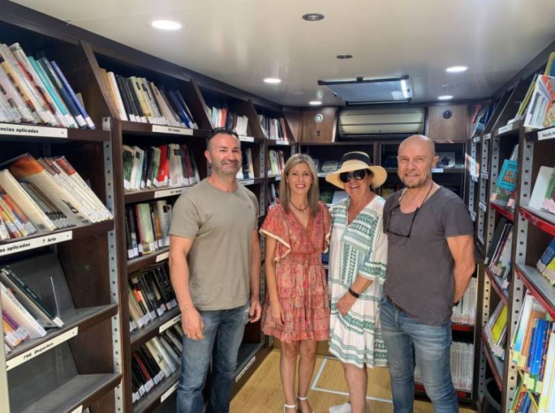 Summer beach reading: Mobile library returns to Calabardina