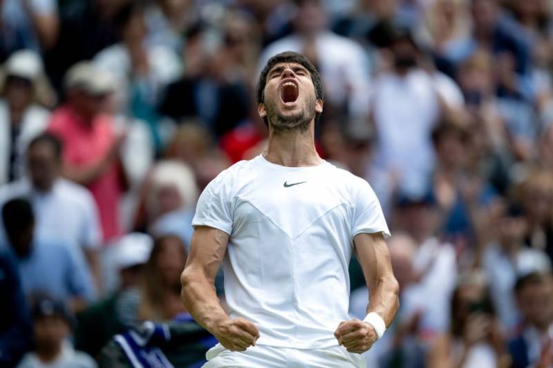 Carlos Alcaraz moves into semi-finals and could face Djokovic for title