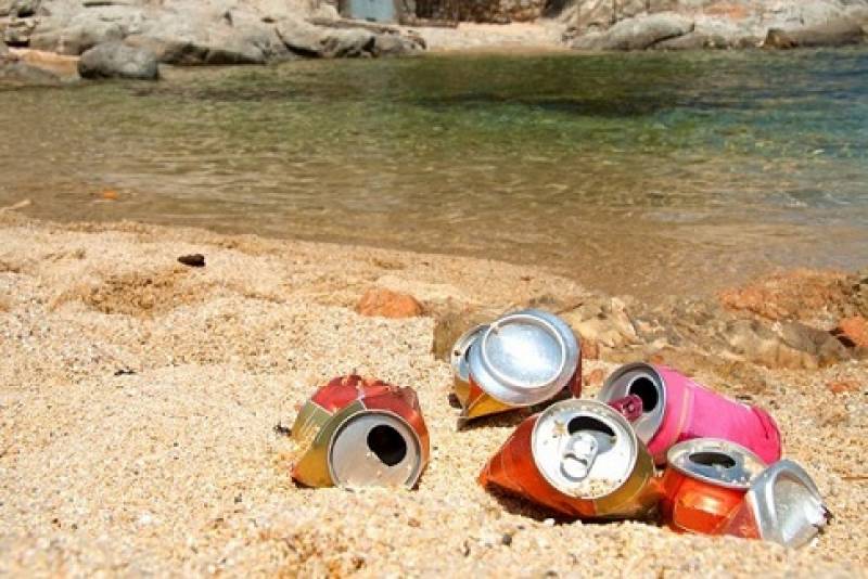 Mazarron cracks down on littering on beaches and dog mess on the street
