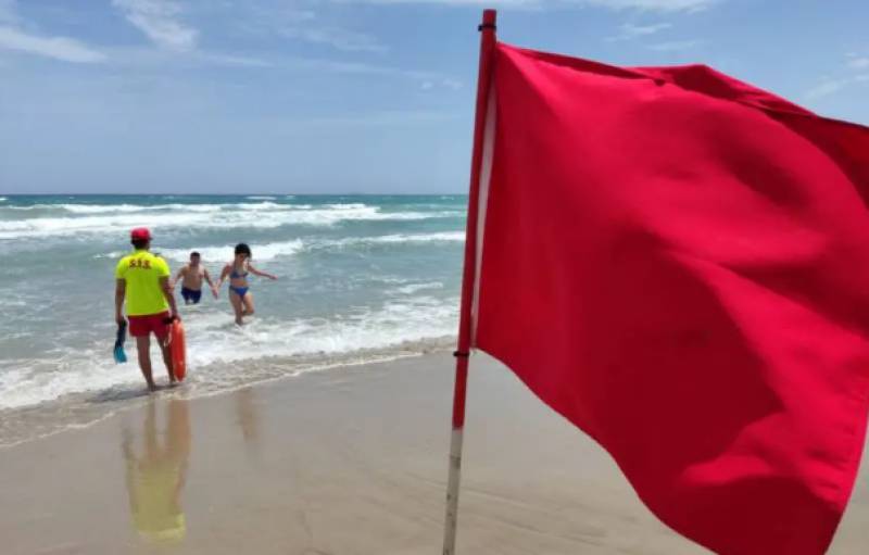 Swimmer rescued at Cartagena beach after ignoring red flag