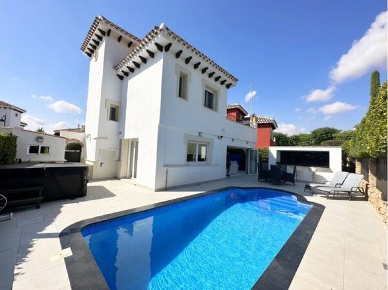 Four fantastic properties for sale on Mar Menor Golf Resort