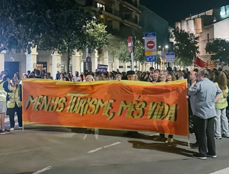 More than a thousand people join anti-tourism march in Spain