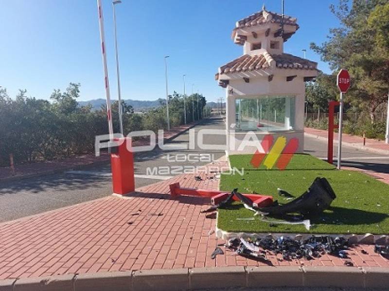 Vehicle crashes into entrance of Mazarron Country Club