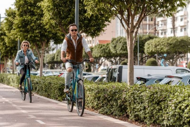 New fines in Murcia for using headphones or mobiles while cycling