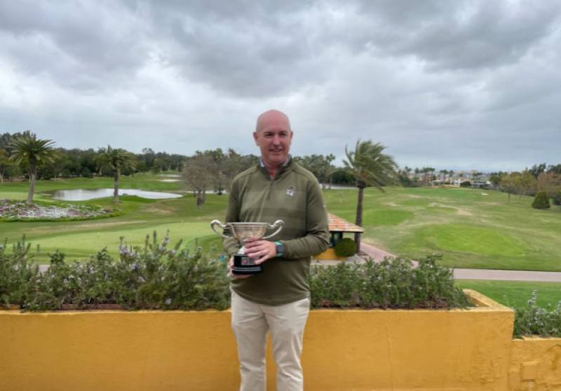 Ryanair reunites Irish golfer with his trophy after Spain baggage rule fiasco