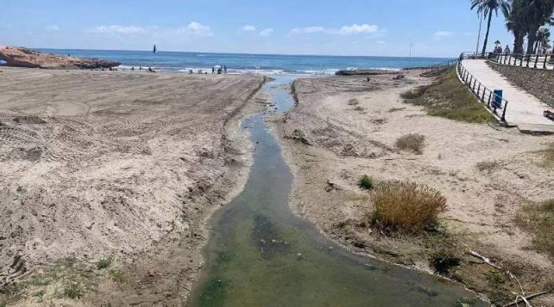 Unsightly spills flood Orihuela Costa beach