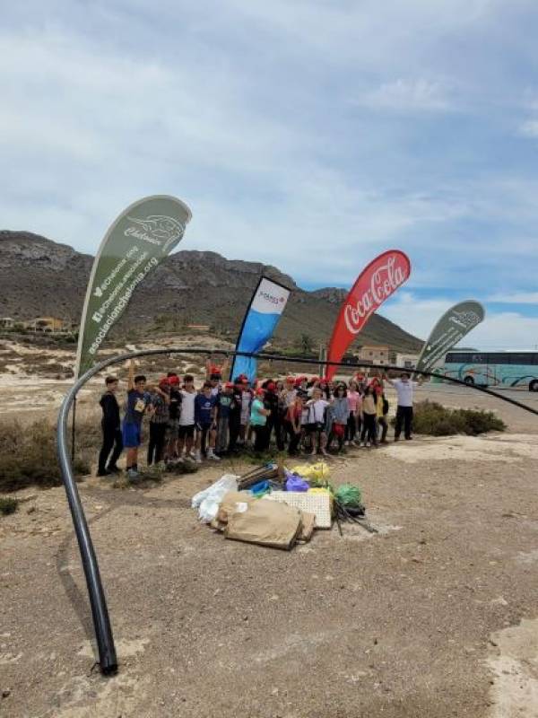 Aguilas school children clean the beach and learn about environmental responsibility