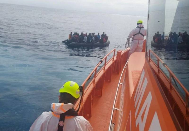 19 North African immigrants rescued off coast of Murcia