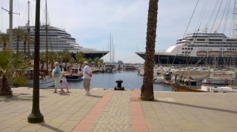 Cruise ships bring a wave of tourists to Alicante this month