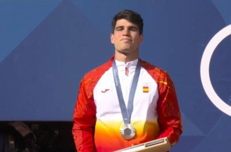 Carlos Alcaraz brings home Olympic silver medal in proud moment for Spain