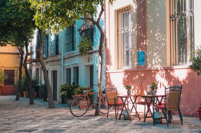 Understanding the cultural significance of 'sobremesa' in Spain