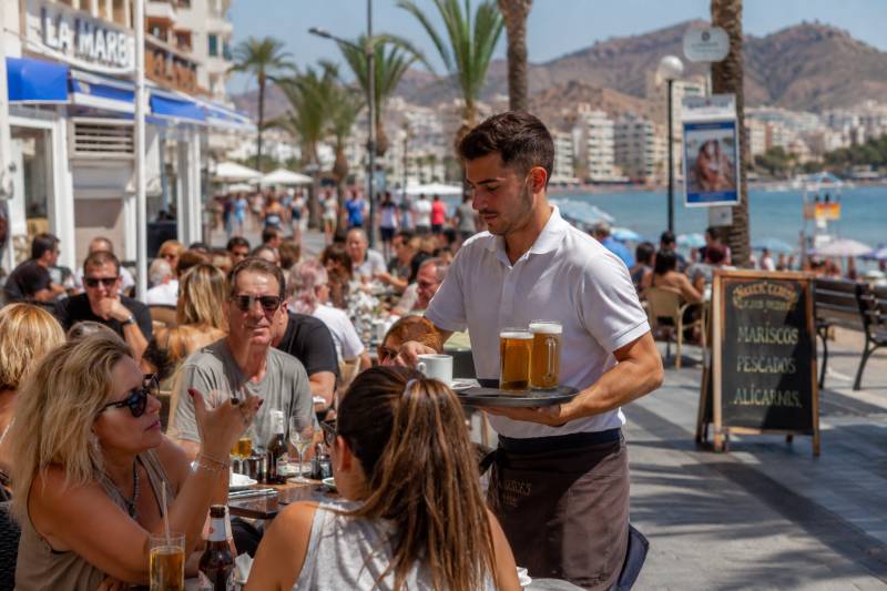 Murcia restaurants and bars struggle to find staff for the summer season