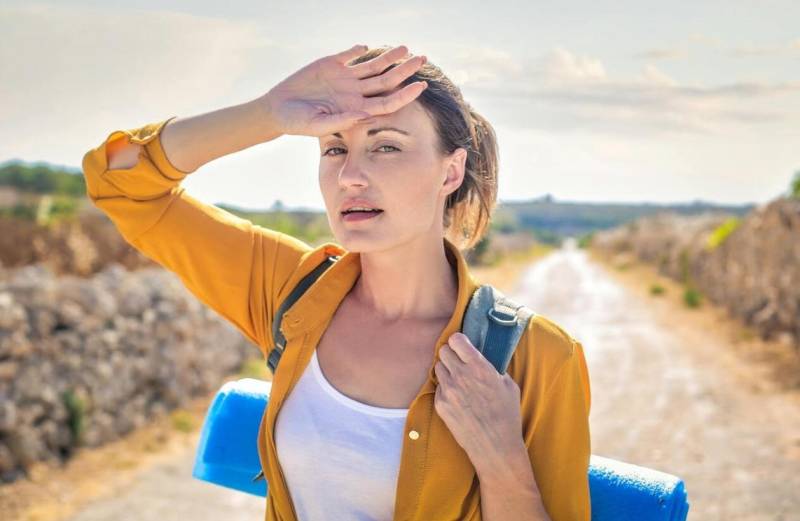 Why does living in the sun not automatically mean feeling less stressed?
