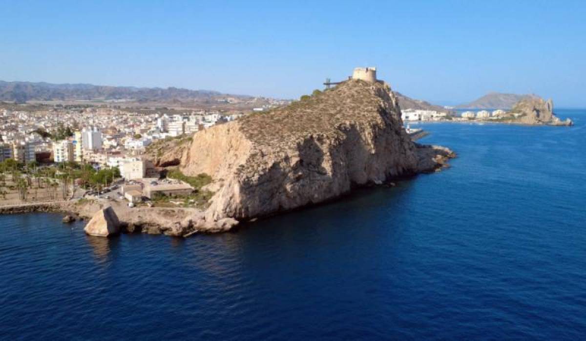 Exploring Águilas’ western coastline beneath El Peñón del Roncaor