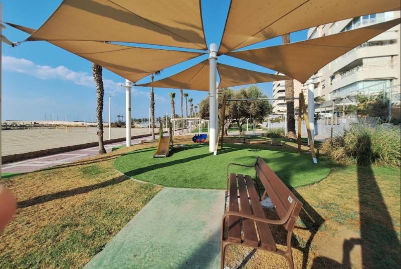 Recycled plastic benches installed in Águilas
