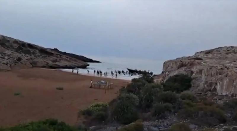 WATCH: 50 illegal immigrants reach Cartagena beach