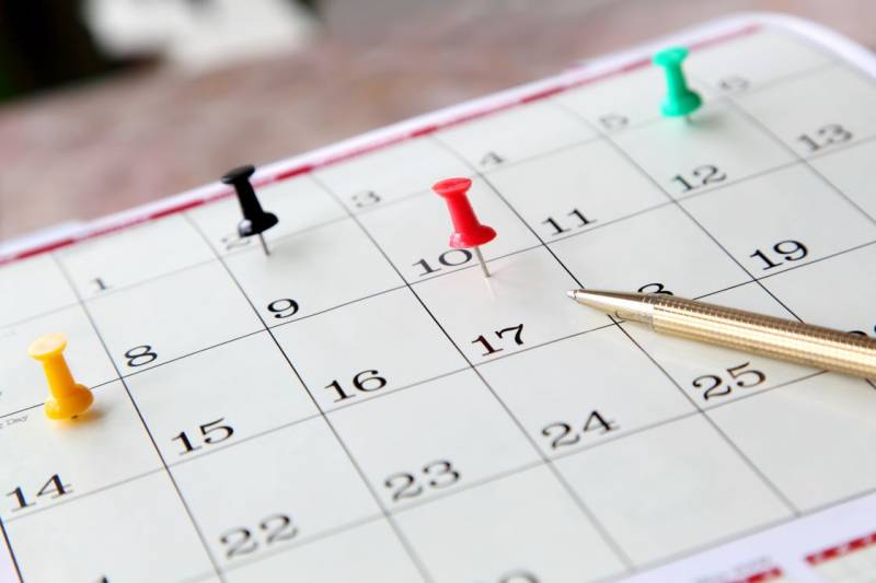 Which Sundays and public holidays will shops be open in the Region of Murcia in 2027?