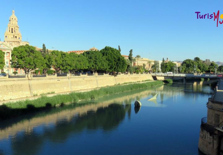 Panorámica del río Segura a su paso por Murcia (España)